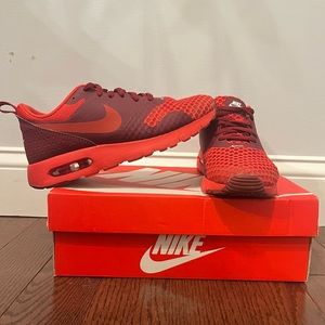 Nike Air Max Tavas (GS size 4y)